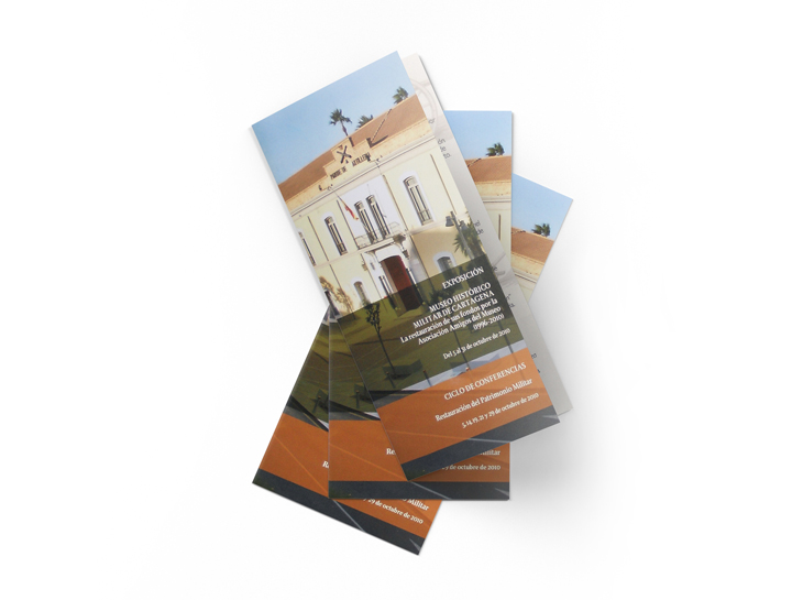 DÍPTICO DE LA EXPOSICIÓN. MUSEO HISTÓRICO MILITAR DE CARTAGENA. LA RESTAURACIÓN DE SUS FONDOS POR LA ASOCIACIÓN AMIGOS DEL MUSEO